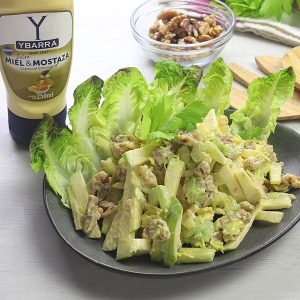 receta de ensalada-waldorf-salsa hecha con el Bote de salsa Miel y Mostaza Ybarra 250ml