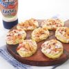 receta de mini-pizzas-patata-bacon-queso-pollo-salsa hecha con el Bote de salsa Ranchera Hollywood Ybarra 250ml