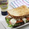 receta de sandwich-salmon- con bote boca abajo de salsa alioli-ybarra