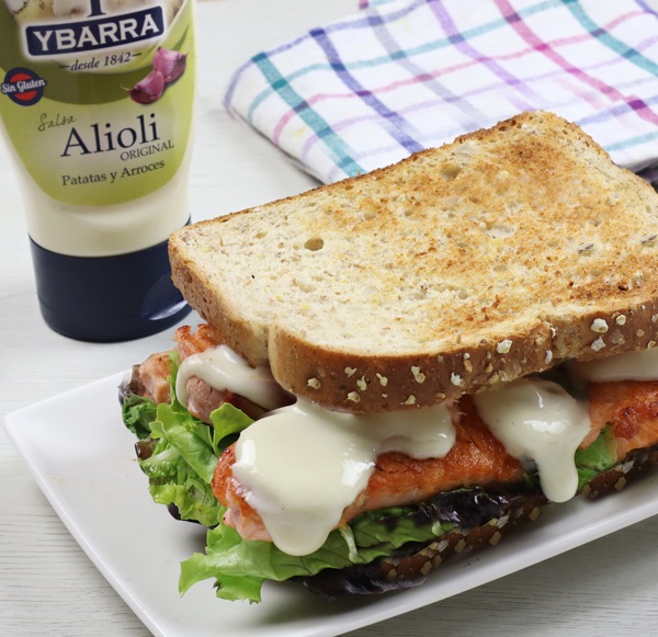 receta de sandwich-salmon- con bote boca abajo de salsa alioli-ybarra