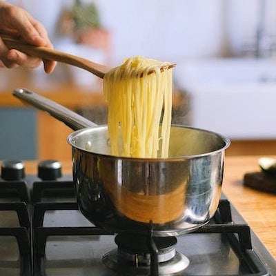 Echar la pasta en el agua hirviendo